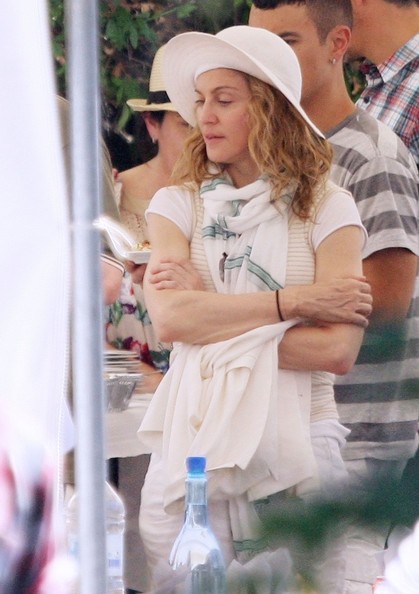 20100729-madonna-on-the-set-upcoming-movie-we-cannes-france-09.jpg